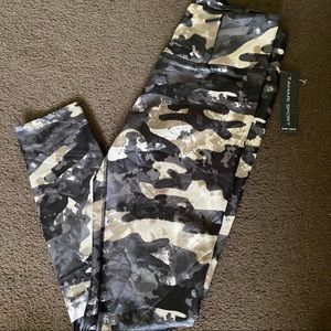 NWT TAHARI SPORT Camo leggings